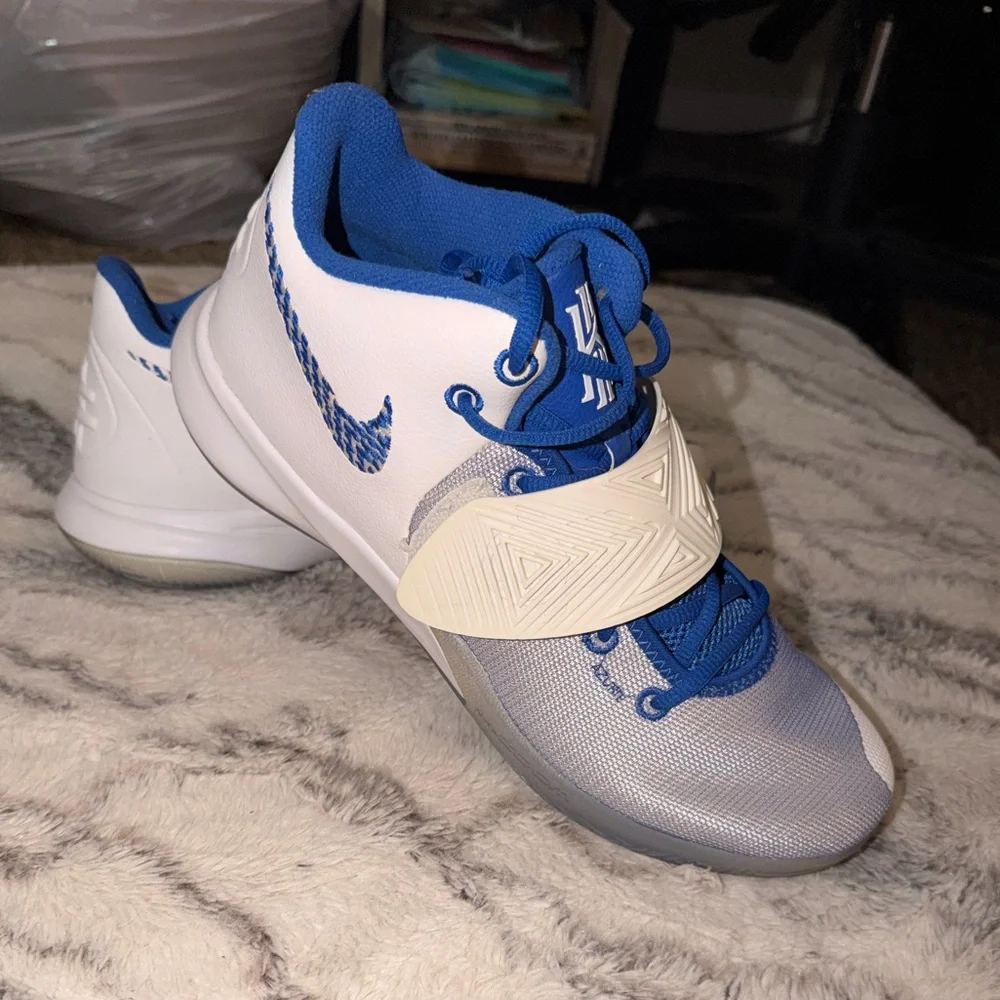 Men’s Nike Kyrie flytrap 3 in Blue and White